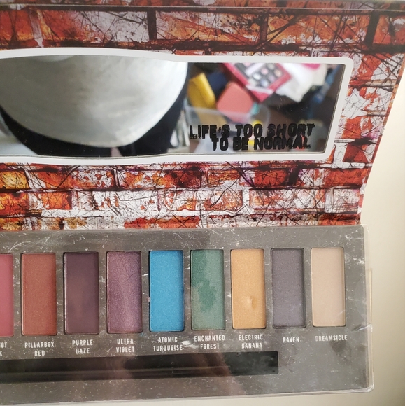NWT Manic Panic Amplified Eyeshadow Palette. - Picture 13 of 15